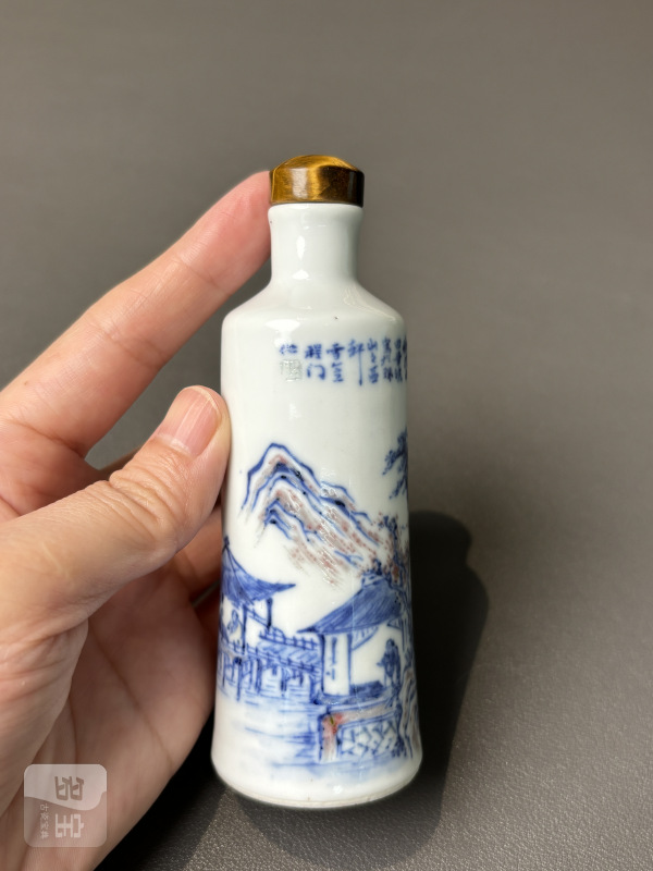 清光绪 青花釉里红山水人物图诗文鼻烟壶（带木底座） - 图4